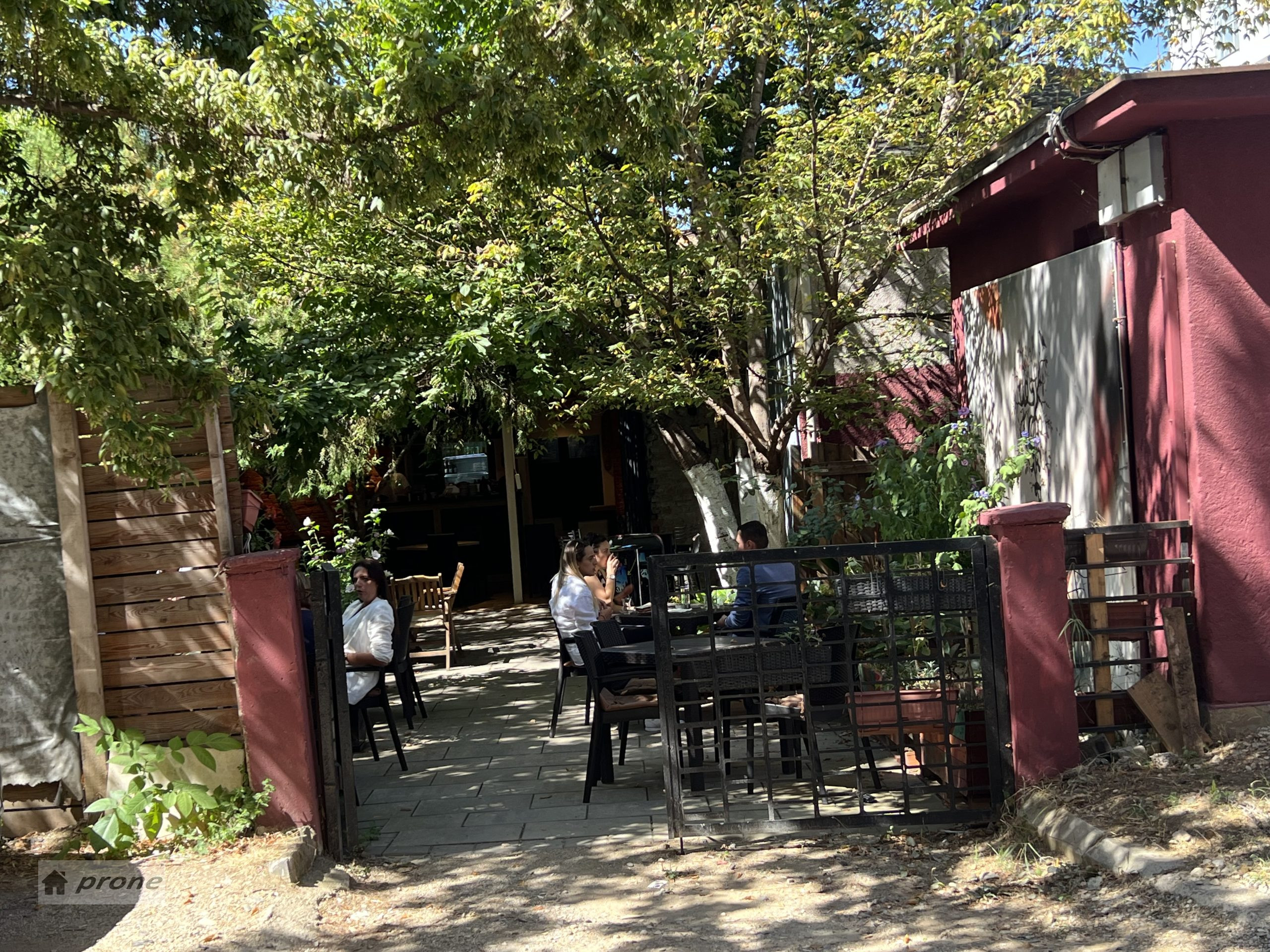 Shitet Prona me Lokale dhe Oborr afër Qendrës në Prishtinë